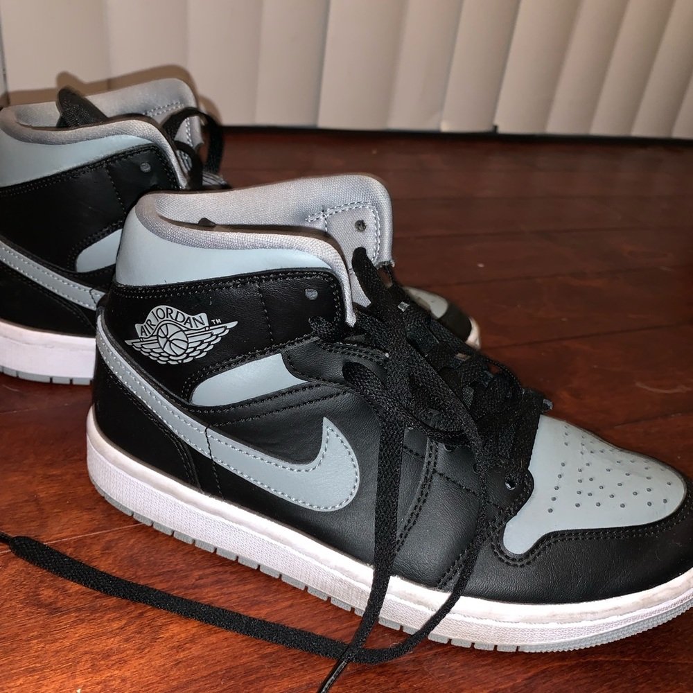 Barely worn air jordan’s!🖤